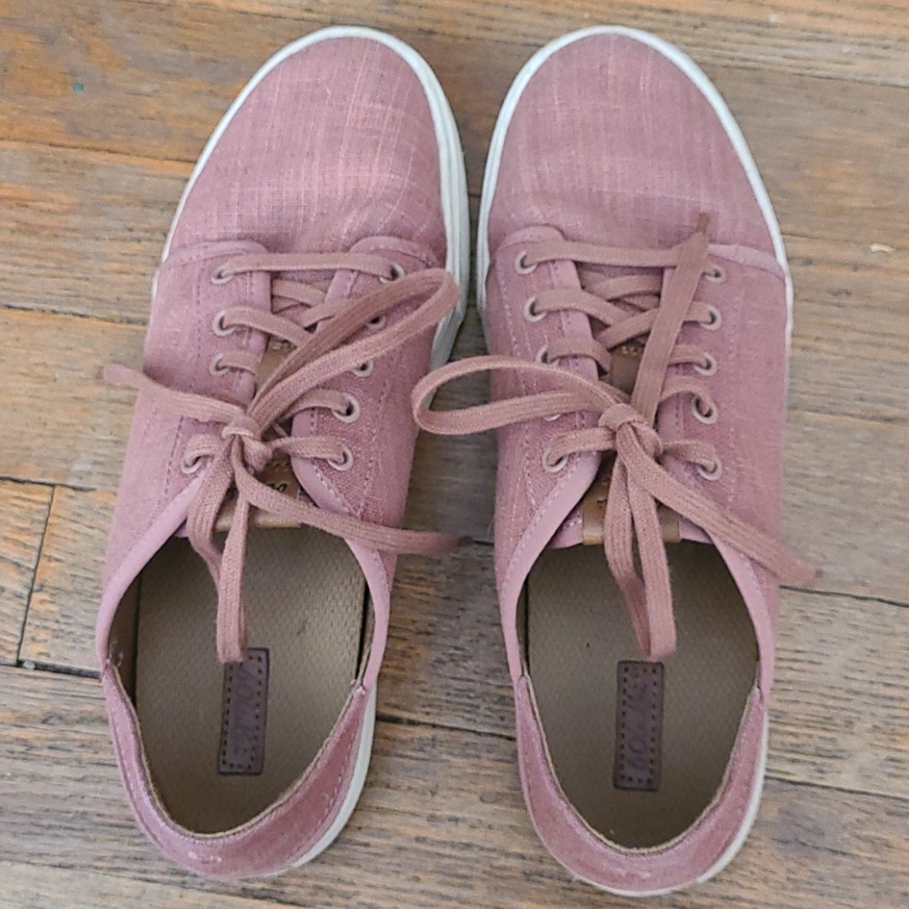 OluKai tennis shoes